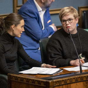 Pääministeri Sanna Marin ja valtiovarainministeri Annika Saarikko eduskunnassa 9.11.2022