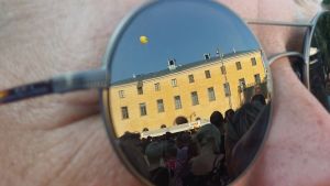 Många turister vill se Åbo med nya ögon. Gamla Akademihuset och en storbildsskärm med Bonnie Tyler syns i ett par solglasögon under musikfestivalen Down By The Laituri 2019 i Åbo.