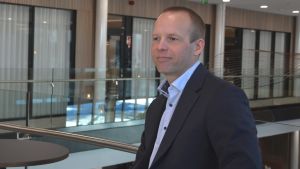 Mats Sundell och Stefan Sjöberg försöker själva leva miljömedvetet i vardagen. Mirkas Mats Sundell och Stefan Sjöberg sitter vid ett bord.