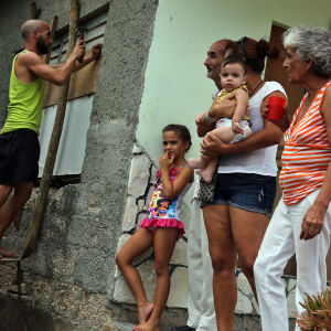 En man bommar igen ett fönster på sitt hus, inför orkanen Irmas ankomst till Kuba.