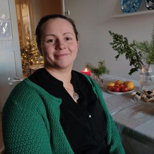 Marthaförbundets hushållsrådgivare Sofia Grynngärds sitter framför ett juligt dukat bord