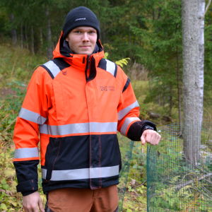 Studerande Sebastian Lindqvist har hunnit jobba med skogsfrågor i många år. Man i neonfärgad arbetsjacka.