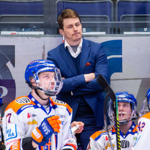 Kristian Kuusela var kostymklädd i Tapparas slutspelsmatcher. Kristian Kuusela var kostymklädd i Tapparas slutspelsmatcher.