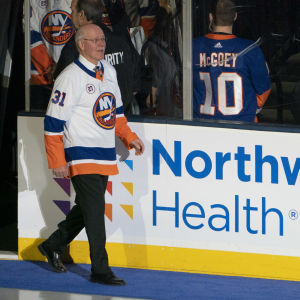 Billy Smith i New York Islanders hemmaarena i februari 2020. Billy Smith i New York Islanders hemmaarena i februari 2020.