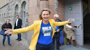 Kristdemokraternas Ebba Busch Thor har också vind i seglen. Ebba Busch Thor från svenska kristdemokraterna gör kampanjarbete.