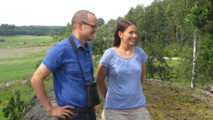 Fredrik och Helena von Limburg Stirum emottar miljöpriset av WWF Finlands Sampsa Vilhunen. Fredrik och Helena von Limburg Stirum och Sampsa Vilhunen