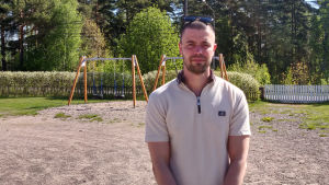 Rasmus Bergman bor själv i kyrkobyn. Han får lite längre arbetsväg när han flyttar över till Forsby skola. En man står på en solig skolgård.