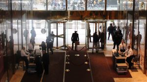 Den som vill gå in i Trump Tower måste genomgå en säkerhetskontroll. Säkerhetsvakter i Trump Tower.