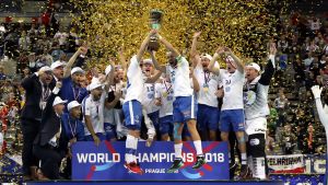 Segerfesten startade direkt efter slutsignalen. Finland jublar efter VM-guld i innebandy.