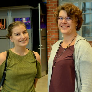 Cecilia och Marika Kristjankroon är nyfikna på hur själva inspelningen går till. Mor och dotter står utanför konsertsalen och ler in i kameran.