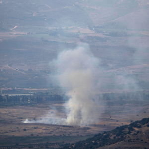 Rök stiger på ett fält efter artillerigranater slagit ned.