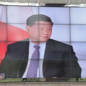 Stor tv-skärm på allmän plats i Kina som visar bilder på president Xi Jinping.