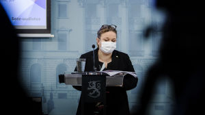 Familje- och omsorgsminister Krista Kiuru säger att hela landet är hotat. Kuvassa Krista Kiuru puhuu tiedotustilaisuudessa lokakuussa 2020.