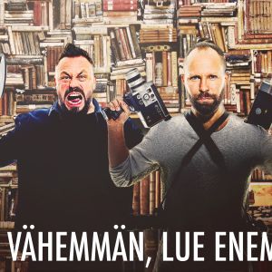 Docventuresin Riku ja Tunna kirjahyllyn edessä.