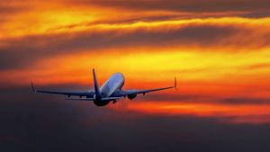 Luftfartsunionen behöver också ett nytt kollektivavtal. Flygplan lyfter, morgonrodnad i bakgrunden.