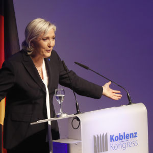 Ytterhögerledaren Marine Le Pen höll ett brandtal mot EU, invandrare och asylsökare i vid det så kallade "motståndsmötet"