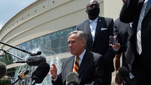 Texas-guvernören Greg Abbott i Houston i samband med begravningen av George Floyd. Bilden tagen den 8 juni. Texas-guvernören Greg Abbott i Houston i samband med begravningen av George Floyd. Bilden tagen den 8 juni.