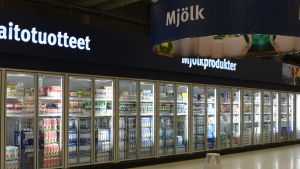 Namninsamlingen startades för att uppmärksamma de inhemska mjölkproducenternas situation. Mjölkhylla i mataffär