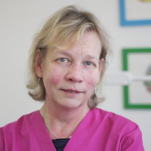 Läkaren Nina Alopaeus tycker de långa avstånden motiverar att det finns veckoslutsberedskap i Houtskär. läkare nina alopaeus