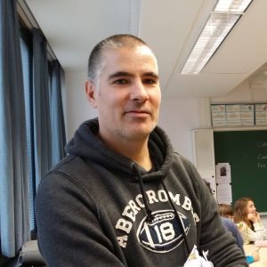 Luokanopettaja Freddy Heraud valmistelee nelosia kevään luokkavaihtoon. Luokanopettaja Freddy Heraud istuu luokkahuoneessa