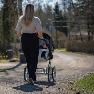 Mammorna kände sig mer ensamma i fjol än tidigare. Nainen työntää lastenvaunuja ulkona.