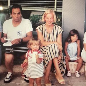 Ryhmäkuvassa rakennuksen seinustalla istumassa vasemmalta Arto Bryggare, Carmelo “Carlo” Bosco, Carla Bosco, äiti Anni Kirvesniemi-Bosco, Manuela Bosco pikkutyttönä ja Annin pikkuserkku Pia.