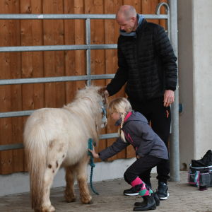 Tiden i stallet med familjen ger en motvikt till hockeyvardagen. Toni Söderholm med dottern Nea och ponnyn Idefix