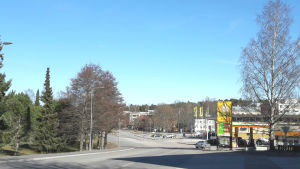 Macken flyttar in i området mellan Järnvägsgatan och järnvägen. En gata i en stad.