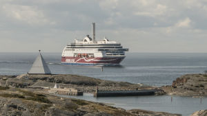 Fartyg som drivs med exempelvis flytande naturgas är ett sätt att få ner utsläppen inom sjöfarten. Viking Grace utanför Mariehamn.
