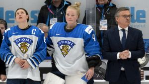 René Fasel med Jenni Hiirikoski och Noora Räty. Jenni Hiirikoski, Noora Räty och René Fasel.