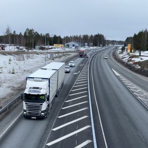 Pääsiäisliikennettä vitostiellä.