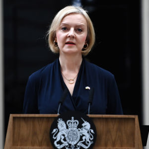 Liz Truss står vid ett talarpodium och pratar.