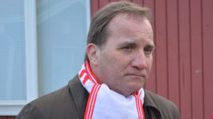 Stefan Löfven ska försöka påverka Trump. Stefan Löfven under en dörrknackningskampanj i Borgå.