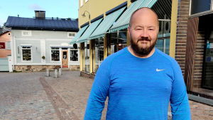 Borgåbon Marko Kindstedt har fullt upp med frisbeegolf den här veckan. En man i blå skjorta står på Krämaregatan i Gamla stan i Borgå.