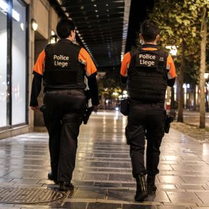Polisen övervakar att utegångsförbudet respekteras. Två poliser övervakar utegångsförbudet i Liege.