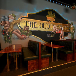 Väggmålningarna på The Old Irish Pub i Vasa väckte anstöt bland vissa kunder. The Old Irish Pubs väggmålning i Vasa med kåt leprechaun och lättklädda brudar.
