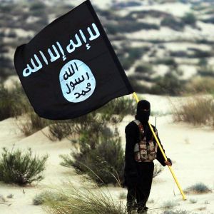 Naamioitu mies pitää kädessään Isisin lippua.