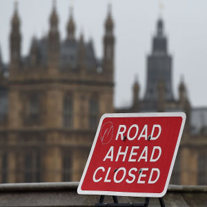 Vägskylt "Vägen stängd" med brittiska parlamentet i bakgrunden.