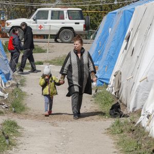 Ukrainska civila som evakuerades från Azovstal i Mariupol i ett flyktingläger i byn Bezimenoje.