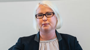Det händer lätt att hyresgästen blir överkörd av en stor hyresvärd som har både mer resurser och kunskap om hyresfrågor, menar advokaten Marina Furuhjelm. Porträttbild av kvinnlig advokat med blont hår och glasögon med mörka bågar.