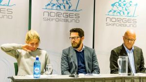 Therese Johaug och det norska skidförbundet håller presskonferens.
