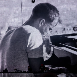En svartvit bild på musikern Avicii som gick bort 2018. 