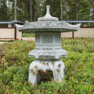 Harmaasta kivestä valmistettu japanilainen lumilyhty