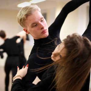 Mikael Hagelstam dansar med Eva-Maria Kesner i Tallinn.