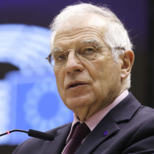 Närbild på Josep Borrell i EU-parlamentet. Han är en äldre man med vitt hår. 