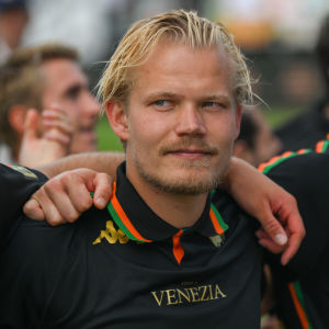 Joel Pohjanpalo gör sig redo inför match.