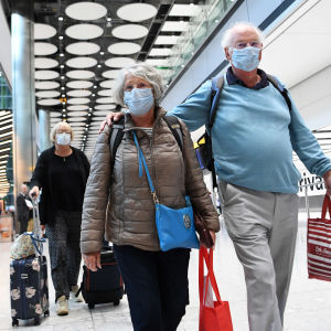 Brittiska turister på Heathrow Airport.