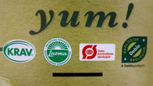Luomu-märket, andra från vänster. Certifiering hjälper konsumenter att hitta inhemska produkter.