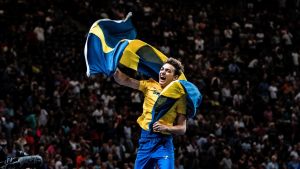 Armand Duplantis har tävlat för Sverige sedan 2015. Renaud Lavillenie och Armand Duplantis.