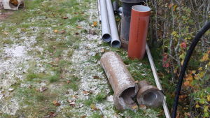 Gamla och nya vatten- och avloppsrör. Gamla vatten- och avloppsrör som byts ut på Hantverkaregatan i Hangö.